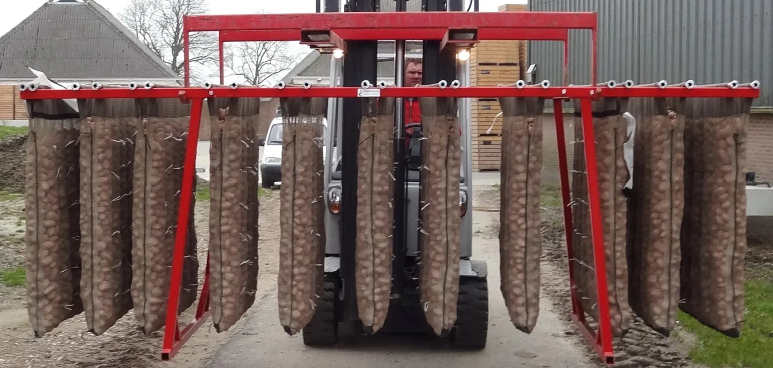Brede voorkiemzak in transport met vanghaak